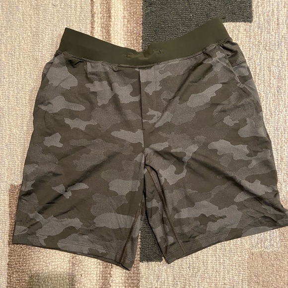 Lululemon Athletica Camo Men Shorts - Picture 1 of 3